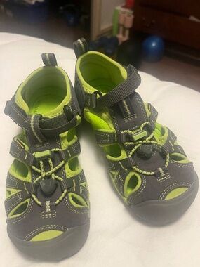 New without tags keens sandals US13